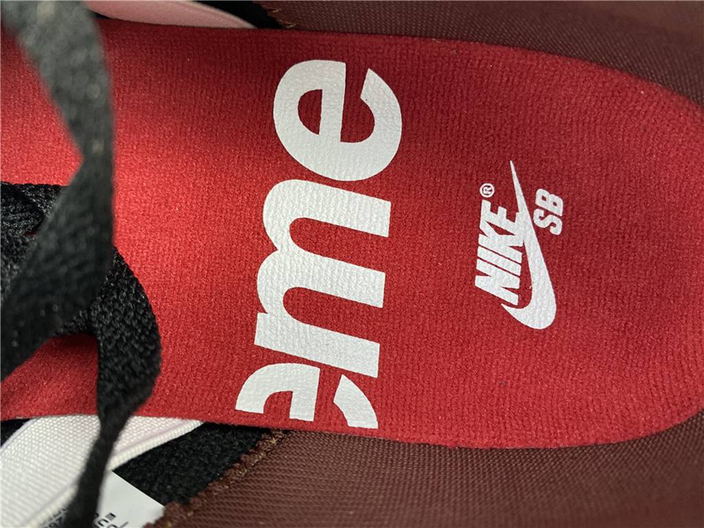 Svp*me x Nike SB Dunk Low DH3228-103